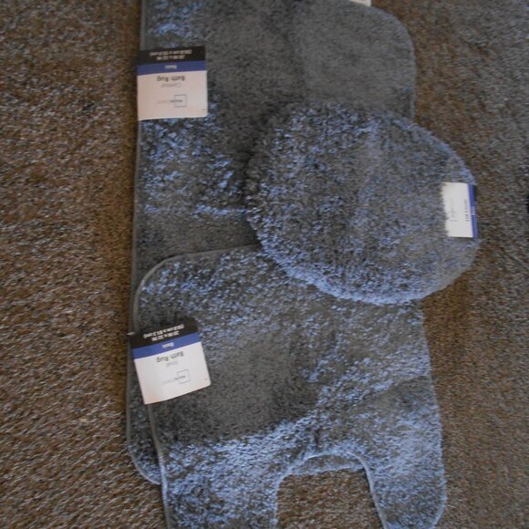 Mainstays Basic 3 piece Bathroom gray plush matching rug & toliet lid cover set - Picture 1 of 9